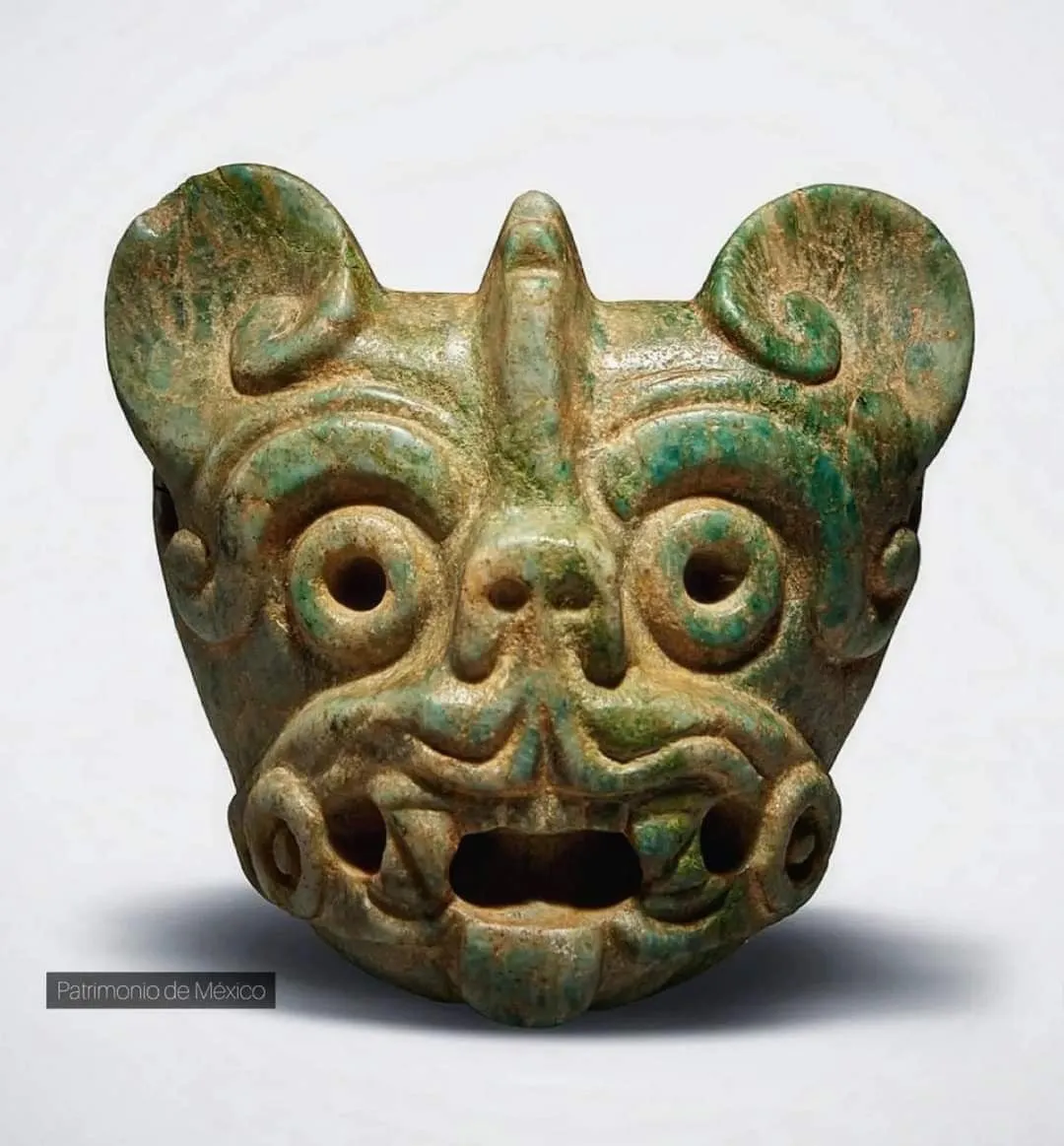 Referencia, no obra mía. La joya prehispánica de jade con forma de murciélago en la que está basado Mut.
